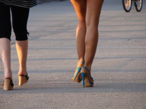 Mujeres paseando en verano con un calzado muy poco recomendable...