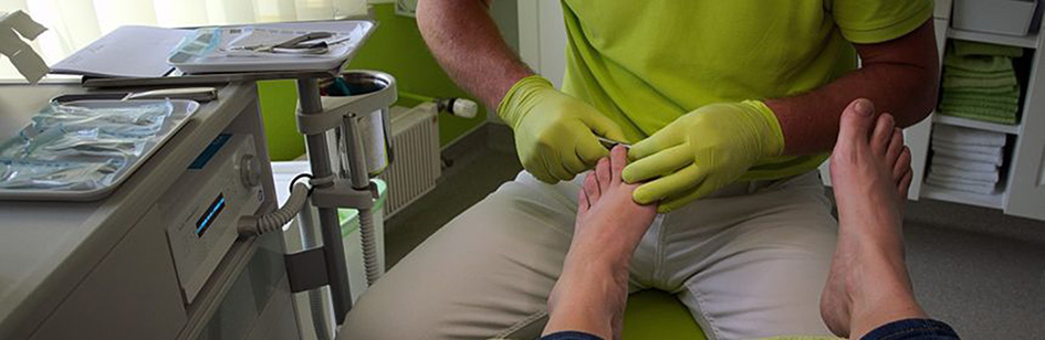 Podólogo atendiendo a un paciente